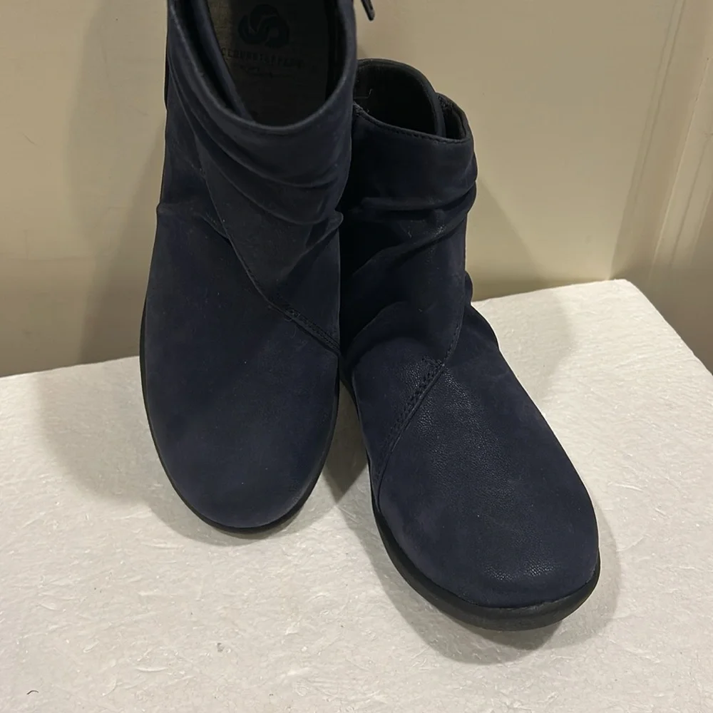 NWT Clarks Cloudsteppers cushion insoles Ankle ruched Boots zip up size 7 blue